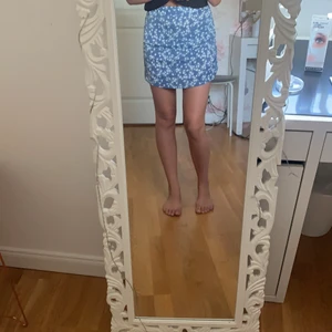 Kjol💕 - Blå kjol från SHEIN som aldrig kommer till annvänfing för mig. Aldrig använd!💞
