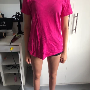 Rosa tshirt - Knappt använd, väldigt bra skick. Säljer då den inte används. Det är min lillasyster som har på sig den på bilden💕 Köparen står för frakt men kan samfrakta om man vill ha mer.