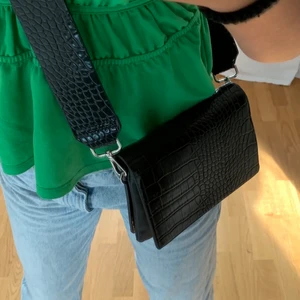 Väska - Väska från märket Carin Wester! Aldrig använd så i toppen skick✨ väskan kommer med två band, ett lite bredare, som även har samma mönster som väskan! Och ett lite smalare band. Väldigt rymlig då den har fem fack 💕💞 köpt för 400kr och säljer för 200 + frakt💞