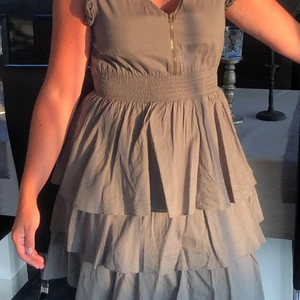 Klänning  - En grön klänning i storlek 42. Pris 80kr plus frakt. Jag är villig att sänka priset. För mer frågor kontakta och budgivning i kommentarerna 