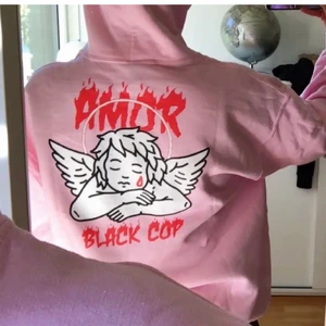 Rosa hoodie  - Rosa Hoodie med snyggt tryck ibak och ifram. Har inte använt den så mycket, så är fortfarande i väldigt fint skick. Köpte den på Black Cop Shop, den finns ej kvar längre (limited edition). Köpte för 399. Storlek L, den är overzised i modellen. Hör gärna av er om ni har några frågor. 😊