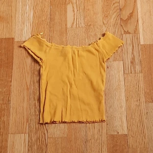 Yellow cute top - Säljer min fina gul crop top för att jag inte använder den längre. Kondition: bra och använts/tvättat många gånger. Storlek: xs/xxs. Bud start från 99 kr + frakt. Ignorera hashtagen