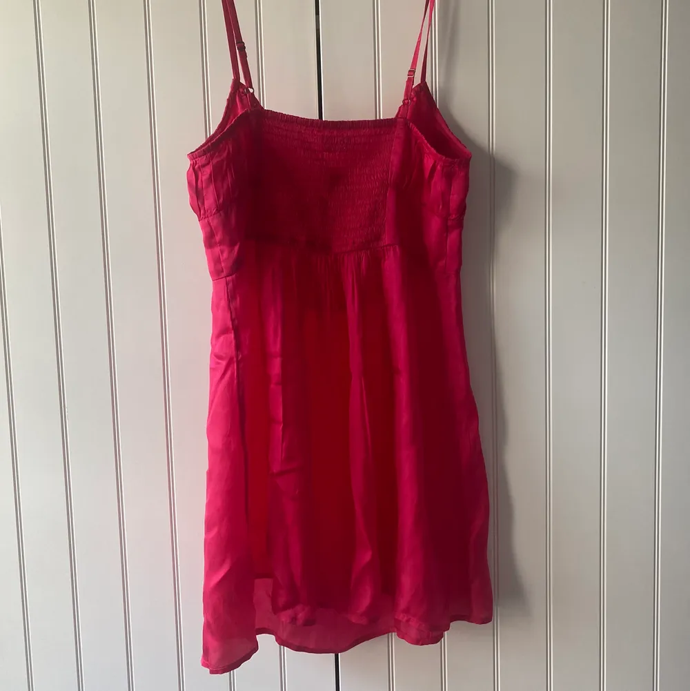 Superfin rosa klänning köp på urban outfitters. Materialet är silke och den är helt okej stretchig💕💕 Säljer då jag inte tyckte att den passade mig! Används ca 2 gånger💕 nypris 500kr. Klänningar.