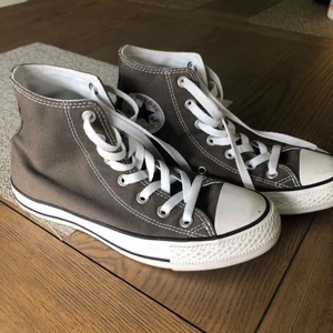 Converse gråa höga🤍 - Gråa höga Converse köpta här på plick, de är i använt men ganska bra skick. Sulan är lite sliten, men går att tvättas mer och torka av lätt. Säljer pga av att de inte kommit till användning. Frakt ingår i priset🤍 men kan även mötas upp och då kan pris diskuteras!