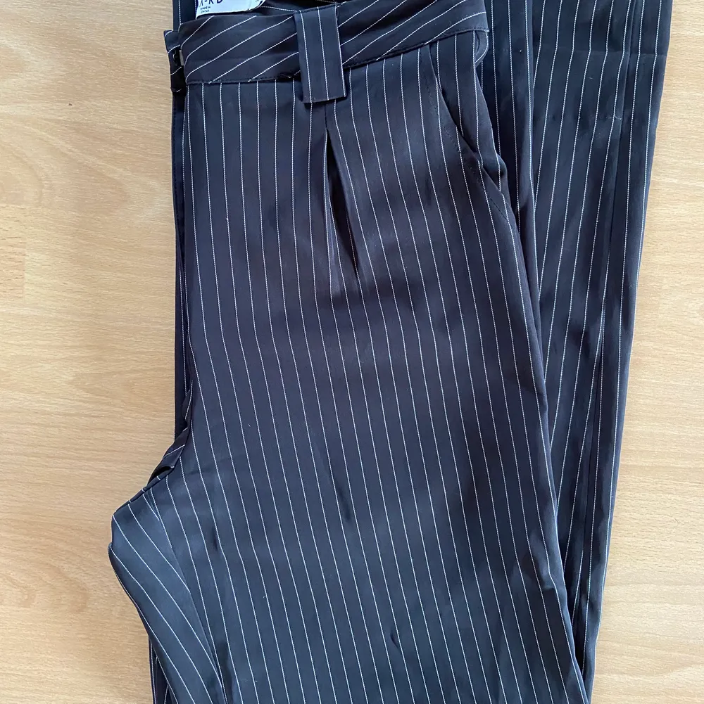 Säljer dessa svartrandiga kostymbyxor köpta här på Plick men ursprungligen från nakd. Storlek 36. Säljer för 150 kr inklusive spårbar frakt. Jeans & Byxor.
