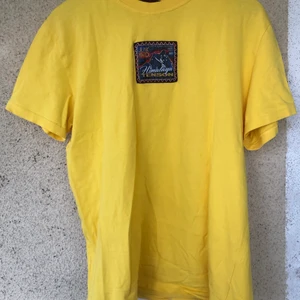 Junkyard x tenson t-shirt - Gul T-shirt från JunkYard i samarbete med Tenson. Tröjan är i M men passar S-L beroende på vilken passform man vill ha.