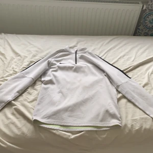 Nike dri fit  - Hej säljer min nike dri fit för den ör för liten skick är 7-8/10 den har lite fläckar som man kan se på bild 2 