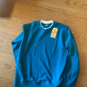 Plain turkos 90s tröja - Turkos go sweatshirt med vit inner krage från 90 talet inga spår av användning och matrialet är väldigt mjukt fortfarande!!