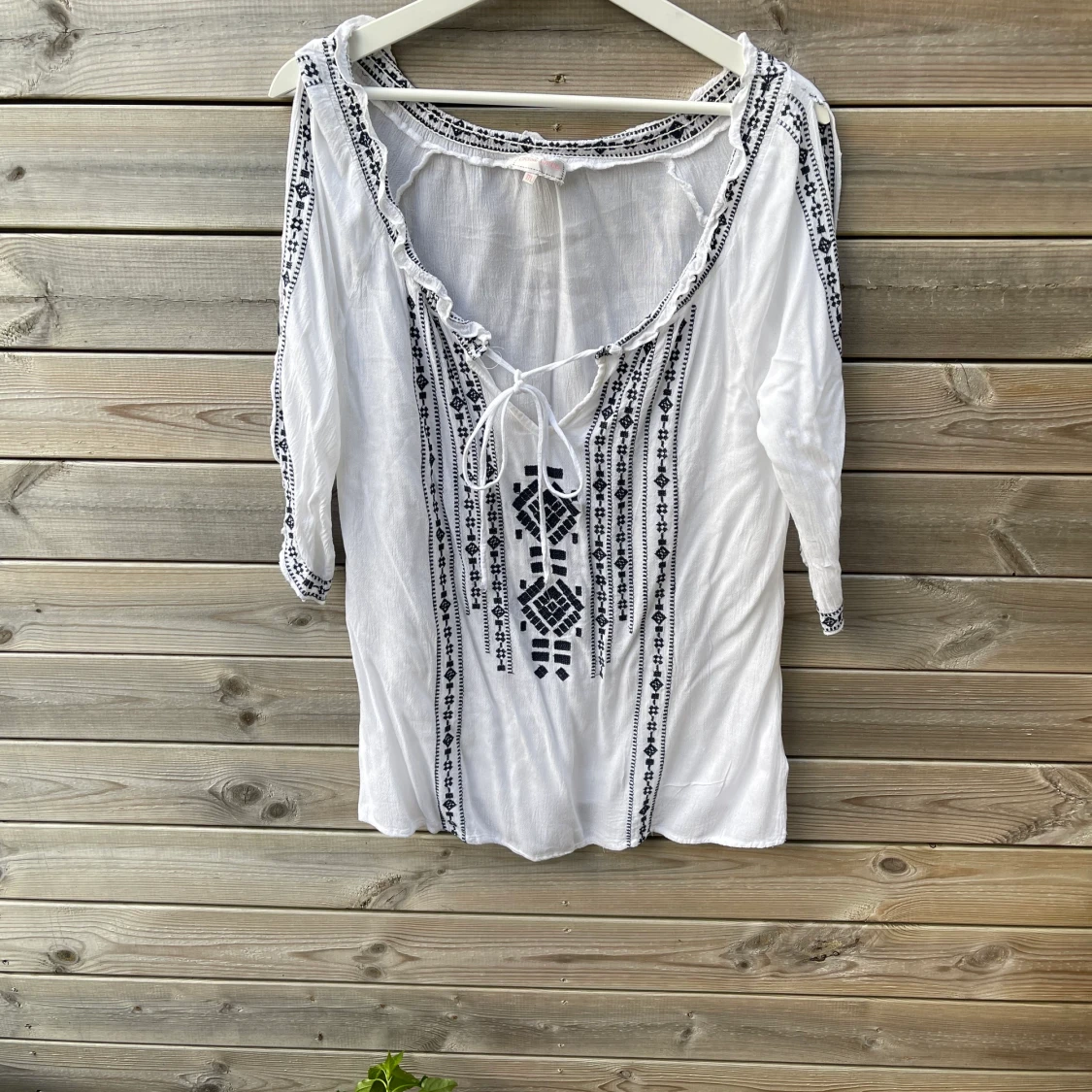Vit blus med brodering