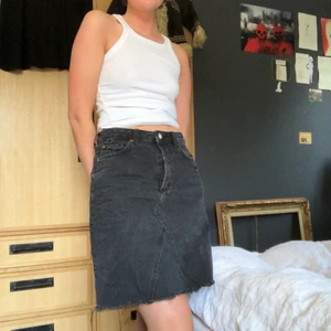 Jeanskjol - Svart jeanskjol med slitningar. Fint skick. Skriv om du har frågor:) frakt står köparen för