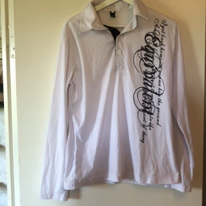 Vit tröja med svart text. Hgend. XL - Ännu ett plagg min son inte vill ha :-)