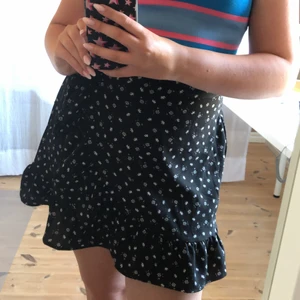 Kjol - Superfin kjol som jag har köpt på Newyorker. Skönt och runt material. Kjolen har en dragkedja på sidan och även en knytning så den sitter bra. Kjolen är i stl L men funka lika bra till stl M eller mindre. Kjolen är använd ett par gånger❤️❤️ köparen står för frakten💕💕