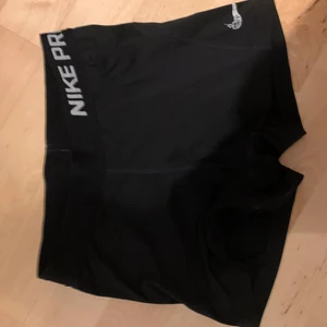 Nike hotpants - Hotpants i storlek xs! Märket är lite slitet men annars är dom i superbra skick. Extremt sköna och snygga på. Nypris 300kr, mitt pris 100kr + frakt❤️ skriv för fler bilder!🍒