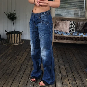 Lågmidjade jeans - Snygga blå lågmidjade jeans. Passar cirka w25💓 Är cirka 170cm