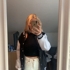 Jacka - Skitsnygg college jacka från Urban Outfitters! Säljer för kommer inte till användning, använd Max 4 gånger! Säljer för 150kr💗köparen står för frakt