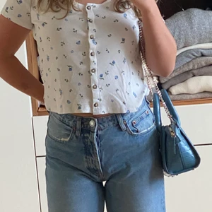 Storlek L - Jätte fin blommig knapp t-shirt från monkl, använd 1 gång jättebra skick . Säljer på grund av att den är för stor för mig 💕 köparen står för frakt