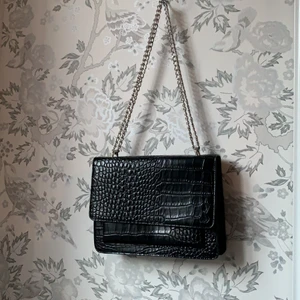 Väska från Nelly! - Svart ormskinsmöstrad väska med silvrig kedja i valbar längd! Knappt använd, nyskick! 