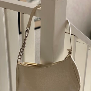 Vit väska  - En gullig vit viska, kolla bild nr 2 för bättre bild på färgen. Frakten är inräknat i priset