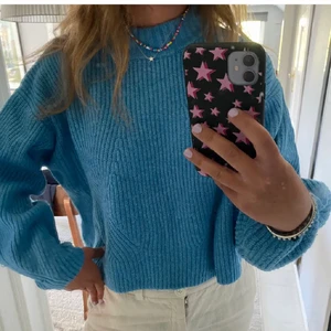 Blå stickad tröja  - Lånade bilder från förra säljaren förutom sista som är min! Så fin men kommer tyvärr inte till användning:( köpt här på plick, aldrig använd av mig fint skick men har ett pyttelitet hål på armen💖 