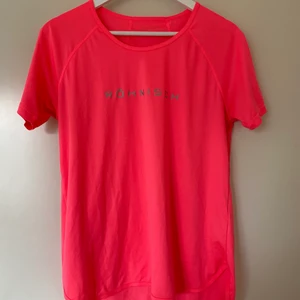 Tränings T-shirt - Lysande rosa Röhnisch. Använd två gånger. 