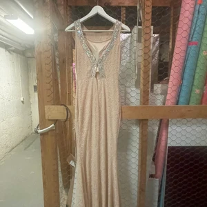 Klänning - Beige nuderosa stretchig klänning storlek XS-S. Använd 1 gång. köptes för 1700kr säljes för 500kr 