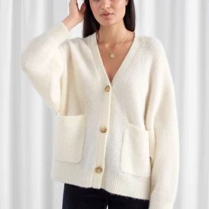 & Other Stories cardigan! - Säljer denna jättefina benvita koftan i alpaca ull. Köptes i början av 2020 och har använts ett fåtal gånger. Säljer på grund av att jag använder den för lite. Perfekt till sommarkvällar eller till hösten. Storlek XS men sitter väldigt fint oversized på mig som är en 38/S-M. Köptes för 790 kr. Frakt tillkommer.