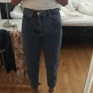     Jätte sköna oanvända jeans från ginatricot i storlek 32   Passar dem som är från och med 160 långa  personligen tycker jag dem är lite korta för mig som är 173,5 lång men vissa tycker att det är lite snyggt när dem är så men dem är jätte sköna och snygga.     Nyskick 599kr inkl frakt