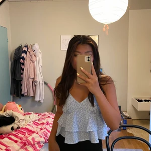 Volang topp - Trendig blå volangtopp. Storlek xs men passar även s då den har resor i ryggen. Superfin men kommer tyvärr inte till användning. Pris + frakt👊🏼💕