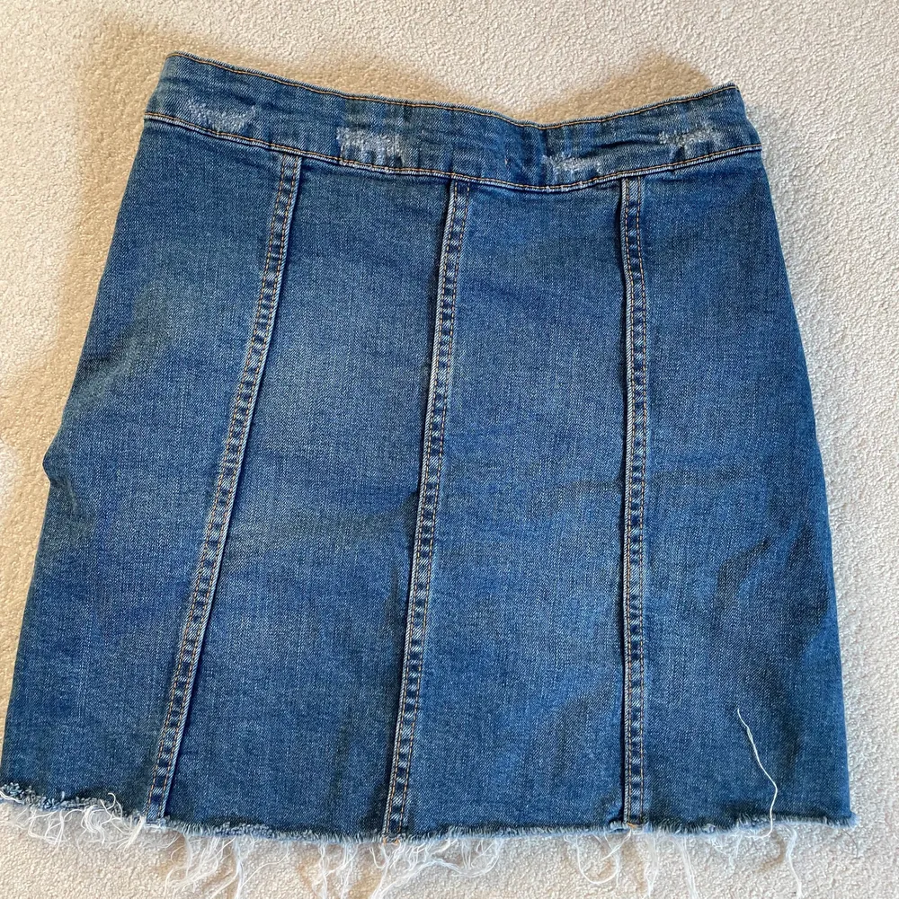 Jeans kjol med knappar, inte använd på ett tag det är därför jag säljer den! . Kjolar.