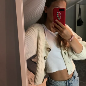 Beige kofta från ASOS - Säljer denna magiska beiga kofta från ASOS. Perfekt nu till sensommaren! Fick den i födelsedagspresent 2019, men har endast använts fåtal gånger, därav är den i ett utmärkt skick. Kan mötas i Kba/Gbg, annars tillkommer frakt. Sista bilden är inte min!🥞🥞