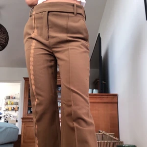 Kostymbyxor  - Nyskick och sällan använda. Pösig passform och för långa för mig (164cm), passar även M. Står för halva frakten, 40kr extra.