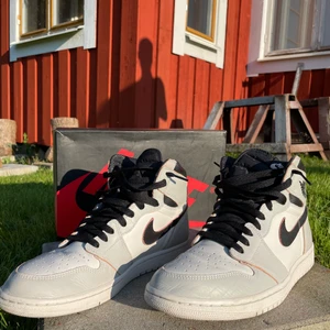 Jordan 1 high paris  - Säljer nu mina jordan 1 high Paris då dom inte kommer till användning längre tyvärr. Dom är i size 11 dvs 45 EU. Skulle säga att cond på skorna är 9. Allt på bild ingår. Inköpta av mig för 2700 kr på Facebook och har använt dom 3 ggr sedan inköpet så jag lägger priset på 1800