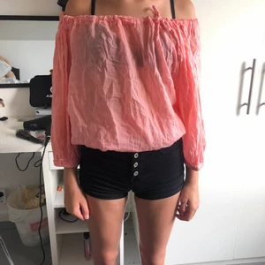 Justerbar rosa tröja - Knappt använd, väldigt bra skick. Säljer då den inte används. Det är min lillasyster som har på sig den på bilden💕 Köparen står för frakt men kan samfrakta om man vill ha mer.