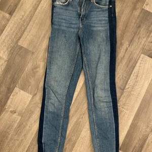 Jeans från Gina  - Snygga jeans från Gina med rand och snygga detaljer. Knappt använda, nyskick