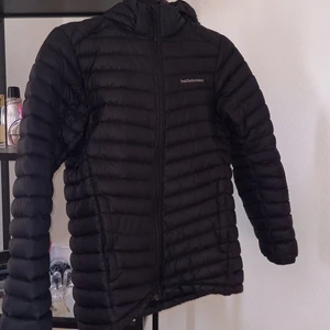 Peak performance  - Har bara andvänt den på vintern ett fåtal gånger. Har dock ett hål på baksidan men syns inte och hålet är ihop sytt, annars är den i bra skick. Pris kan diskuteras!