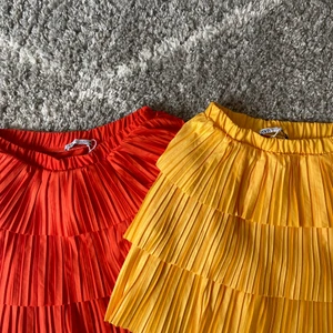 Zara kjolar - Säljer dessa kjolar ifrån zara ! Använda Max en gång så dem är i nyskick❤️ En för 80 båda för 140! RÖDA SÅLD