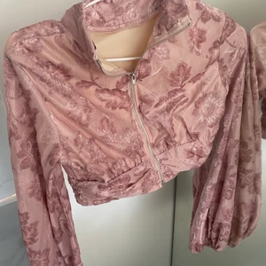 Velvet blommig crop top - Aldrig använd bara för testning! Fin vemvet crop top tröja med zip, Storlek UK 6 (xs-s)