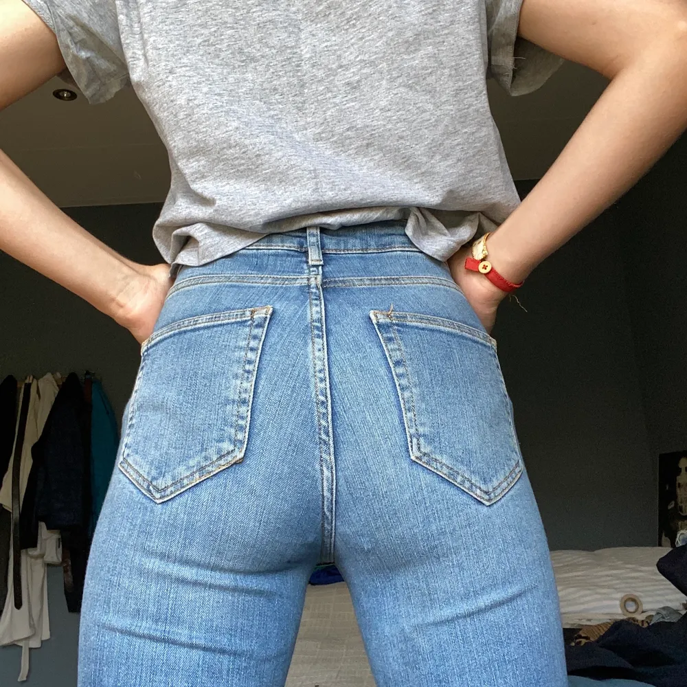Ett par blåa high waisted jeans 👖💓(köparen står för frakten). Jeans & Byxor.