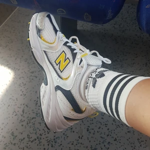 New Balance 530 - Använda en gång då dom sitter lite för preeecis på mig. Kartong finns kvar!  Passar nog en 37,5 eller en mindre 38a. 