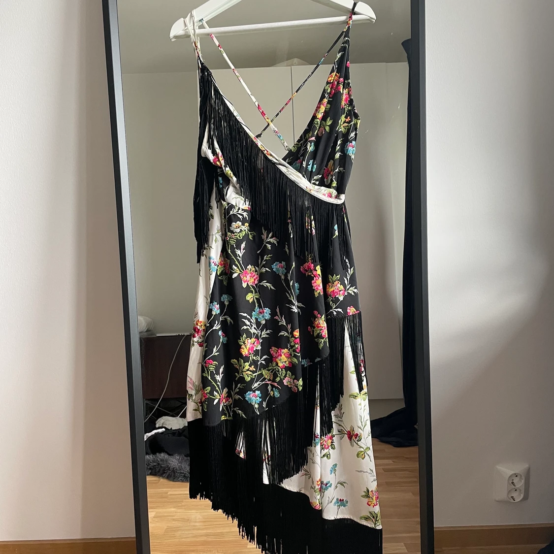 Klänning med fransdetaljer