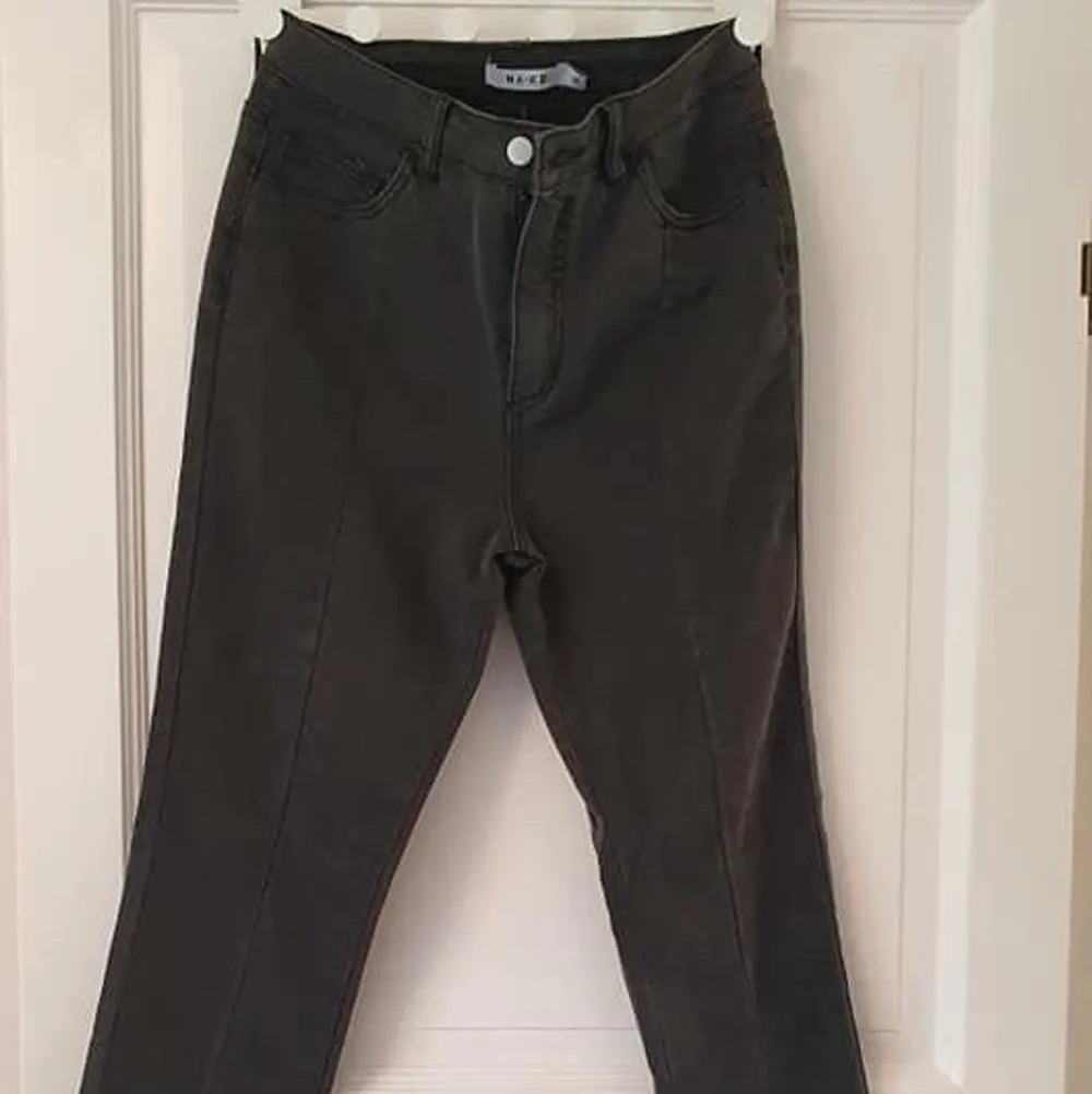 Superfina mörkgrå jeans i storlek 38 från NAKD, säljs pga storleken - aldrig använda. Köparen står för eventuell frakt.. Jeans & Byxor.