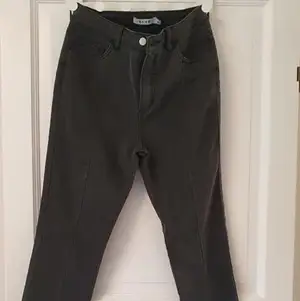 Superfina mörkgrå jeans i storlek 38 från NAKD, säljs pga storleken - aldrig använda. Köparen står för eventuell frakt.