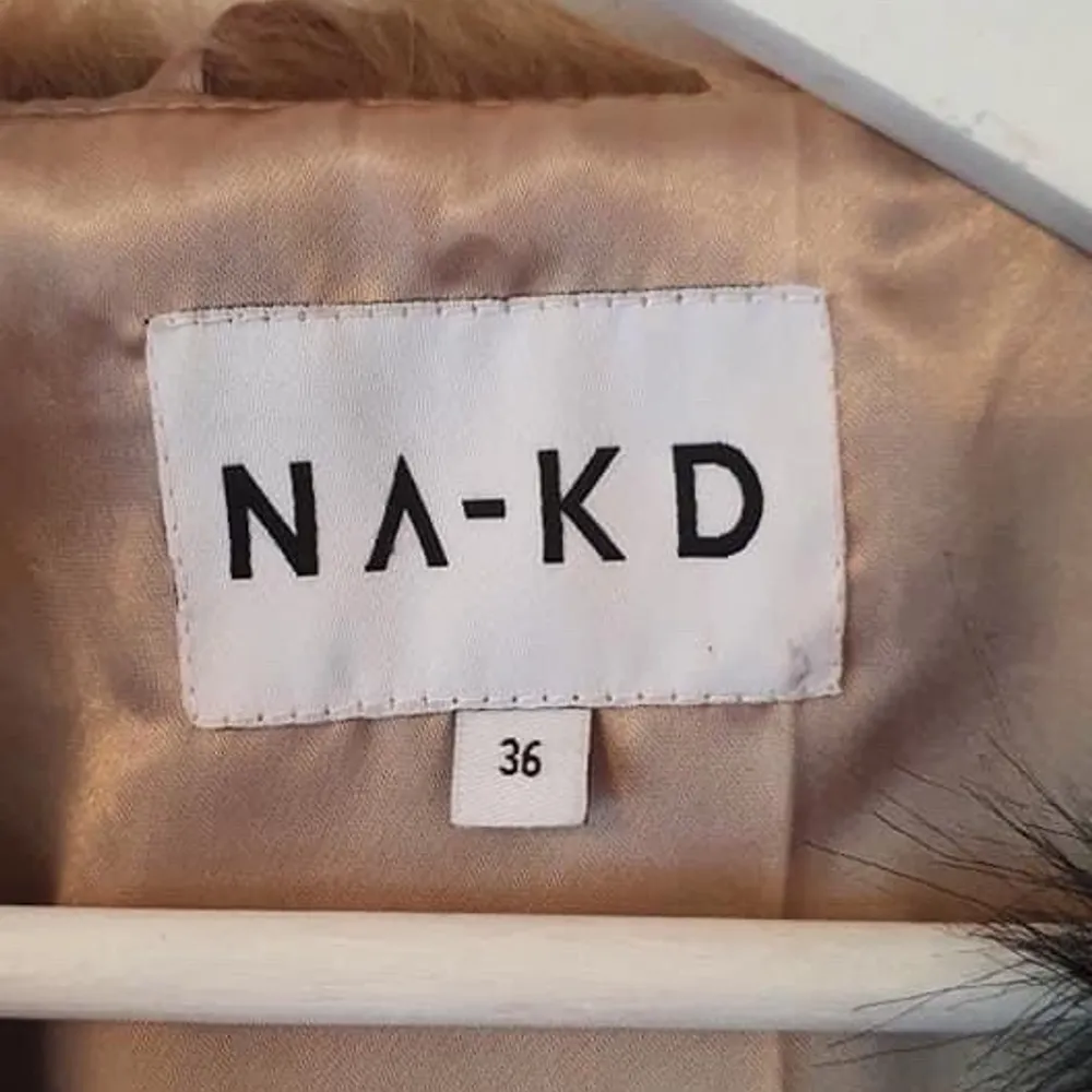 Fakepälsjacka från NAKD i storlek 36, säljs pga att den inte kommer till användning. Köparen står för eventuell frakt, nypris 1099kr.. Jackor.