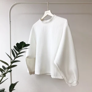 Vit topp - Vit topp i fint material, något högre i halsen och med ballongärm💗 Använd 1-2 gånger.