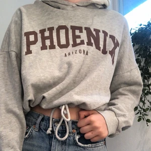 Hoddie - En hoddie som är kortare, super fin men kommer inte till användning hos mig därav säljer jag den! Använd ca 5ggr
