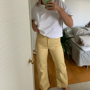 Gula jeans - Säljer mina ursnygga gula jeans som är köpta på Åhléns men är ifrån märket Carin Wester! 💛 Använda sparsamt och säljs pga inte kommer till användning längre. Perfekt längd!🤌🤌