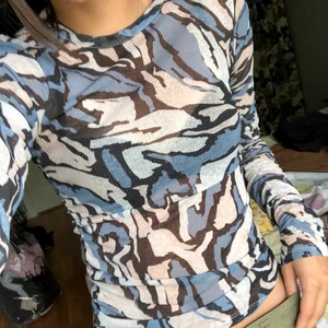 Tröja - Såå cool tröja från monki, storlek m men passar definitivt en xs och s (jag på bilden är en s i vanliga fall). Den har ett litet hål i armen som jag sytt ihop men det är inte synligt. Köparen står för frakten💙