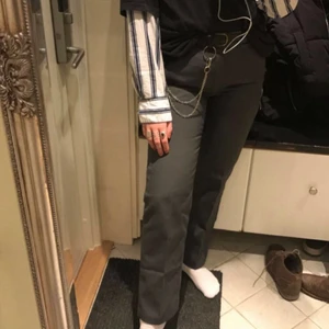 Dickies byxor - Supersnygga mörkgrå 874 dickies byxor som tyvärr inte passar mig längre. Passar storlek S/M och är normala i byxlängd. Storlek 30/31 i herrstorlek. På modellen online sitter de lösare i benen men jag har stora lår därför blir de tightare på mina ben :)