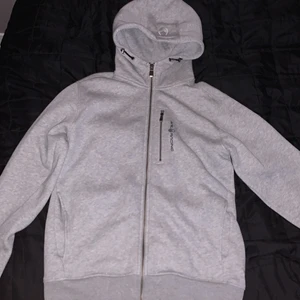 Sail racing zip hoddie Storlek Medium - Skicket på denna hoddie är som ny för att den är oanvänd. Storlek Medium. Säljer för att dem är för liten för mig. Hoddien är jätte skönt i sitt matrial. Köpt för 1300kr. Men säljer för 500kr ungefär kan bli billigare när det är snabba affärer. Kontakt bar inprincip dygne runt.