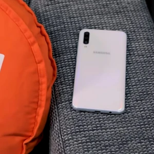 Samsung galaxy A50 - nypris 3690kr nu mitt pris 3000 kvitto följer med, köpte den för ca 3800kr skärmen gick sönder (lcd) men fixades hos "My trendy phone" funkar perfekt och har garanti i 2år. Förpackningen följer med